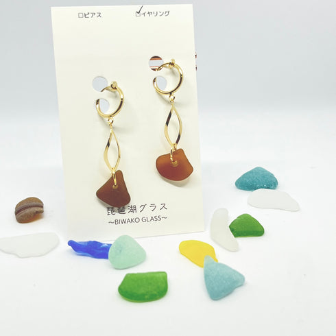 琵琶湖グラス ひねりチャームのスタイリッシュイヤリング